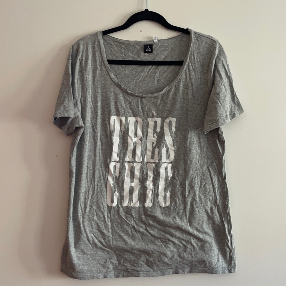 Tres Chic Graphic Tshirt